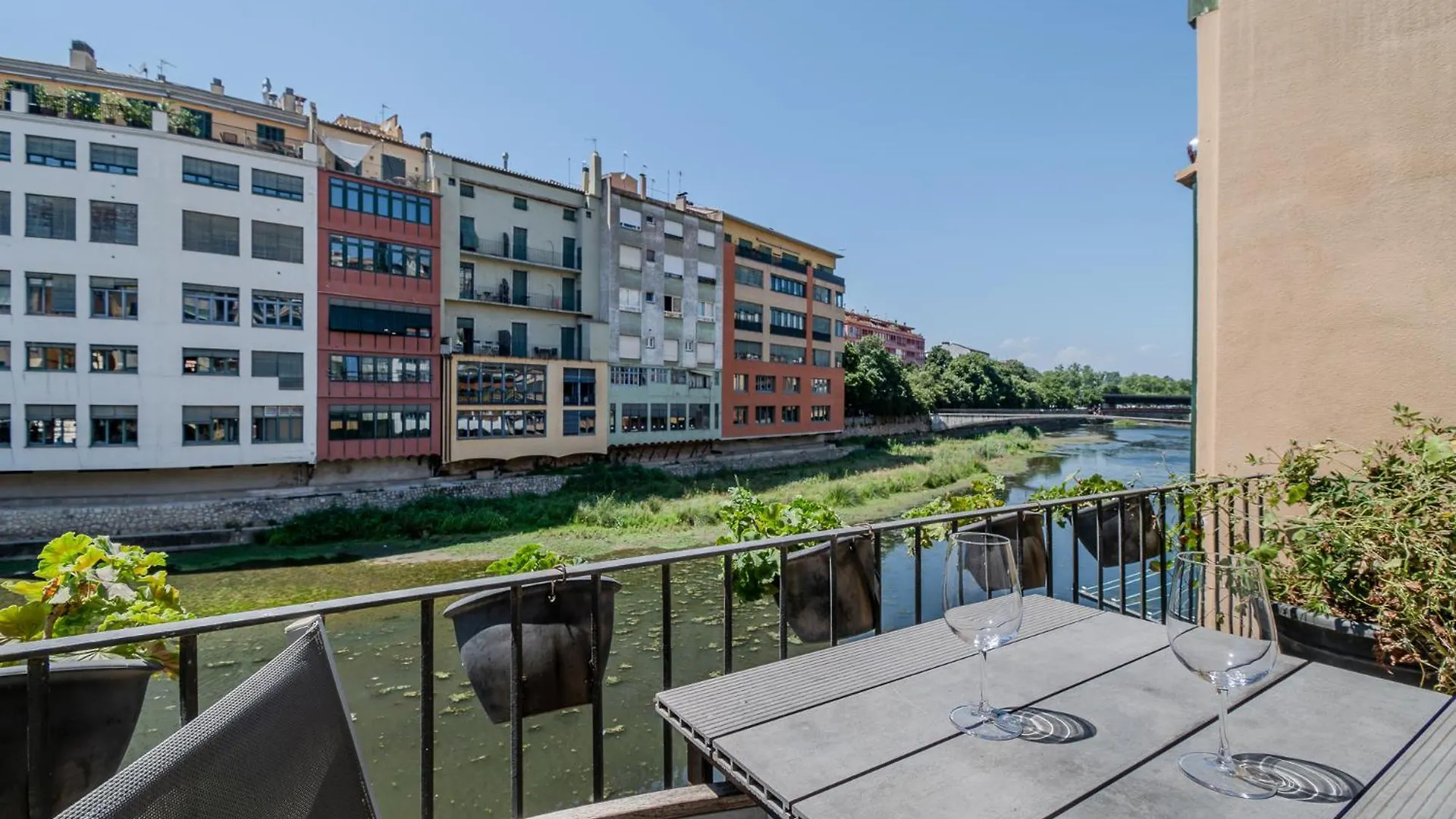 Flateli Ballesteries 15 Girona 0*,  Spain